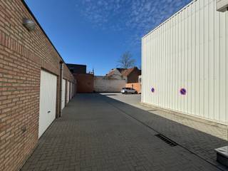 Deze 2 naast elkaar gelegen openlucht autostaanplaatsen (P3 en P4) bevinden zich in "Residentie De Linde" aan de Grote Markt van Sint-Niklaas. De autostaanplaatsen zijn bereikbaar via een automatische sectionaalpoort met afstandsbediening. Interesse? Aarzel dan niet om ons vrijblijvend te contacteren.