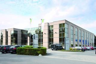 Het Intercity Business Park is gelegen naast de belangrijkste verkeersader van België; de E19 Antwerpen – Brussel. Dit bedrijvenpark bestaat uit 12 kantoorgebouwen. In totaal biedt Intercity Business Park ongeveer 35.000 m² aan kantoorruimte, 9.000 m² laboratoriumfaciliteiten en 3.000 m² magazijnruimte. De naastgelegen autosnelweg E19 kan ook aan uw firma een zichtlocatie bieden.<br />Oppervlakte: 267 m²<br />Parking ratio: 1/45 m²<br />Archiefruimte beschikbaar: 45€/m²/jaar.<br />