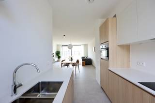 Tijdloze architectuur, modern comfort én een topligging? Deze nieuwbouwwoning heeft het allemaal!<br /><br />Welkom in een stijlvolle en energiezuinige woning gelegen in een rustige doodlopende straat, op wandelafstand van winkels, scholen en openbaar vervoer. Hier combineert u het beste van twee werelden: alle dagelijkse voorzieningen dichtbij én de nodige rust en privacy.<br /><br />Bij het binnenkomen wordt u verwelkomd in een heldere inkomhal die leidt naar de ruime leefruimte met grote raampartijen. Het schuifraam biedt directe toegang tot het zuidwestgerichte terras en de zonnige tuin – ideaal voor gezellige momenten met familie of vrienden.<br /><br />De open keuken is volledig uitgerust en vormt het hart van de woning. Verder vindt u op het gelijkvloers ook een gastentoilet en een berging. Boven zijn er drie volwaardige slaapkamers, een moderne badkamer én een tweede toilet – comfort voor het hele gezin.<br /><br />Vanuit de tuin wandelt u zo een openbaar fiets- en wandelpad op, wat zorgt voor extra bereikbaarheid en vrijheid.<br /><br />En er is meer:<br /><br />Energiezuinig wonen dankzij warmtepomp, vloerverwarming en zonnepanelen (E-peil E20!)<br /><br />5 jaar vrijstelling van onroerende voorheffing<br /><br />Instapklaar opgeleverd – gewoon verhuizen en genieten<br /><br />Privé parkeerplaats afzonderlijk te koop<br /><br />Mogelijkheid tot 6% btw op de constructiewaarde (onder voorwaarden)<br /><br />Interesse?<br />Bel ons vandaag nog op 051/545969 en maak een afspraak voor een exclusieve rondleiding. Ons team staat klaar om al uw vragen te beantwoorden!