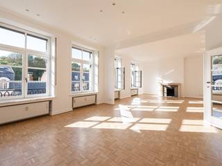 Dit elegante duplex penthouse is ideaal gelegen in de besloten en beveiligde woongemeenschap Square du Bois. Het appartement beschikt over een...