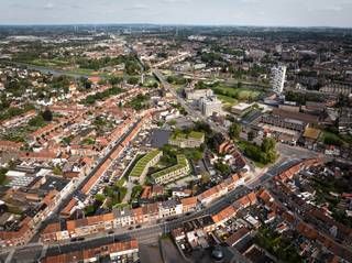 <p>Altro Projects presenteert u Cortile, een exclusief nieuwbouwproject in het hart van Kortrijk, een stad met een rijke geschiedenis en cultureel erfgoed. Cortile is ideaal gelegen, winkels, scholen, restaurants en openbaar vervoer zijn allemaal op loopafstand. Het project combineert het gemak van modern stadsleven met de rust van een groene omgeving, en biedt vlotte verbindingen naar belangrijke uitvalswegen en het historische stadscentrum. De architectuur van Cortile weerspiegelt een harmonie tussen modern design en natuur. De appartementen en woningen zijn gebouwd rondom een ruime groene binnentuin, die een oase van rust creëert te midden van de stad. Het ontwerp is duurzaam en integreert de groene omgeving, wat zorgt voor een aangename balans tussen stad en natuur.</p><p>Cortile biedt een variëteit aan types, appt van 1 tot 3 slpk en woningen van 3 en 4 slpk, waardoor er voor elke levensstijl een passende optie is. Elke unit is ontworpen met oog voor zowel esthetiek als functionaliteit, met slimme indelingen en ruime buitenruimtes. De groene binnentuin is centraal gelegen en fungeert als een rustpunt te midden van het bruisende Kortrijk. Wat energie betreft is elke woonunit uitgerust met energiezuinige warmtepompen voor verwarming en warm water. Daarnaast zorgt Cortile voor hernieuwbare energie, waardoor het bijdraagt aan een milieuvriendelijke en duurzame woonomgeving.</p>