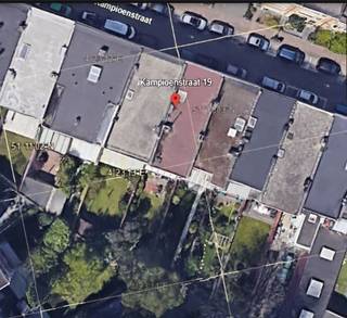 INSTAPKLAAR GELIJKVLOERSAPPARTEMENT – 1 SLAAPKAMER – GROENE STADSTUIN – OVERDEKT TERRAS – PRIVATE KELDER - GEEN SYNDICUS - RUSTIGE STRAAT - MOBISCORE 9,1<br />Ideaal voor alleenstaanden, koppels of starters<br /><br />Energiezuinig dankzij EPC C 265 kWh. <br /><br />Perceeloppervlakte : 196m² Bebouwde opp.: 73m³ Tuin en terras: 106m2<br /><br />Indeling:<br />Een centrale hall in het appartement geeft toegang tot de woonkamer, slaapkamer, keuken en wc met handwasser en douchecel.<br /><br />DE WOONKAMER (32 m2) met aangename lichtinval en laminaatvloer in goede staat, is vooraan gelegen en voorzien van PVC, dubbelglas en elektrische rolluiken.<br /><br />De zeer ruime, lichte en stille SLAAPKAMER ( 18 m2) met laminaatvloer, bevindt zich achteraan, tegen de tuin en heeft rolluiken. Ideaal bruikbaar als master bedroom of als combinatie van slaap- en werkruimte.<br /><br />DE KEUKEN ( 8.6 m2), eveneens aan tuinzijde is licht en voorzien van inbouwtoestellen (ijskast/diepvries, gasvuur met oven en dampkap). Er is ruimte en aansluiting voorzien voor wasmachine, droogkast en/of afwasmachine.<br /><br />De keuken geeft toegang tot een rustig, overdekt TERRAS (16 m2) met uitzicht op de rustige, groene tuin (90 m²).<br /><br />DE TUIN is zuid-oost georiënteerd, helemaal ommuurd, heeft een grasperk, is helemaal aangeplant en biedt de nodige privacy. Achteraan is er een bruikbaar tuinhuis. <br /><br />In elke ruimte van het appartement is centrale verwarming. De verwarming is individueel op gas via een hoogrendementsketel die in 2025 werd vernieuwd. Ook de elektriciteit in het appartement is conform het AREI.<br /><br />DE KELDER heeft een gemeenschappelijk deel waar alle nutsvoorzieningen zijn Er zijn 2 afsluitbare ruimtes , bruikbaar voor opslag, hobbyruimte met werkbank of voorraad.<br /><br />Het dak van het gebouw werd in 2006 conform de norm 2020 geïsoleerd.<br /><br />Geen syndicus en dus geen algemene kosten.<br /><br />