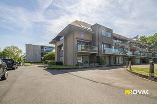 VERKOCHT VOOR PUBLICITEIT!! Compromis in opmaak.Dit zeer lichtrijk hoekappartement bevindt zicht pal in het centrum van Izegem en heeft toch een zeer...