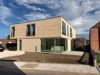 <p>IMMEUBLE NEUF ÉNERGÉTIQUEMENT EFFICACE À LOUER À OUDENAARDE</p><p>Vous êtes à la recherche d'une maison moderne, prête à l'emploi et dotée de tout le confort ? <br />Cette maison de construction récente comprend au rez-de-chaussée : une entrée, des toilettes, une salle à manger, une cuisine équipée, un débarras, un espace de vie lumineux, un jardin et une terrasse<br />Au premier étage : des toilettes, 3 chambres et une salle de bain équipée avec double lavabo et douche à l'italienne</p><p>Situation : Situé en bordure du centre ville, à proximité des écoles, de la gare et des commerces</p><p>Durabilité : maison BEN avec chauffage au sol et pompe à chaleur. <br />Finitions : matériaux de haute qualité et peinture sur toute la surface.</p><p>Disponibilité : éventuellement 01/06/2026, après travaux encore à effectuer.<br />Ne manquez pas cette occasion unique d'être le premier à habiter ce bijou !<br />Intéressé ? <br />Demandez votre visite via notre site internet www.immodhondt.be </p>