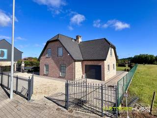 Energiezuinige villa (bouwjaar 2011) met 5 slaapkamers, 2 badkamers, inpandige garage en aangelegde tuin te Roosdaal. Deze open bebouwing combineert ruimte, comfort en een strategische ligging met een uitstekende bereikbaarheid voor woon-werkverkeer. De combinatie van tijdloze architectuur, kwalitatieve materialen en het open verzicht achteraan zorgt voor een bijzonder aangename woonomgeving. Via de imposante inkomhal met vide en karaktervolle trap komen we terecht in de riante, lichtrijke leefruimte met een stijlvolle open keuken. De ruime open keuken is uitgerust met een centraal kookeiland, een natuurstenen werkblad en kwalitatieve geïntegreerde toestellen (dubbele wasbak, kookplaat, oven, microgolf, vaatwasser, dampkap…). Aansluitend bevindt zich de lichtrijke veranda met stijlvol glazen dak en grote raampartijen dat een natuurlijke verlenging vormt van de leefruimte. Naast de keuken bevindt zich een praktische technische ruimte. Verder beschikt de woning over een ruime inpandige garage met automatische poort, ingebouwde kasten en rechtstreekse toegang tot de tuin. De woning is volledig omheind en voorzien van camerabewaking, een ruim zonneterras en een prachtig open zicht op de achterliggende velden. De inkomhal biedt toegang tot de eerste polyvalente ruimte/slaapkamer(22m²) voorzien van een douchekamer (inloopdouche en lavabo). Ten slotte is er een apart gastentoilet op het gelijkvloers. Op de eerste verdieping is er de nachthal met vide afgewerkt met een stijlvolle smeedijzeren balustrade die uitkijkt op de inkomhal en geeft toegang tot vier volwaardige slaapkamers (30m²-22m²-17m²-16m²). De master bedroom beschikt over een ensuite badkamer (ligbad, inloopdouche, dubbele lavabo en toilet). Daarnaast is er een tweede badkamer (inloopdouche en lavabo). Dankzij het gunstige EPC-label B geniet u van een energiezuinige woning met een lager energieverbruik en een hoger wooncomfort. Ventilatiesysteem aanwezig voor een gezond binnenklimaat. Regenwaterinstallatie aanwezig ten gunste van een duurzame en kostenbesparende watervoorziening. De ruime oprit biedt voldoende parkeergelegenheid voor meerdere wagens en is bereikbaar via een geautomatiseerde toegangspoort. Een alarmsysteem zorgt voor een extra beveiliging van de woning. Plan snel uw bezoek en ontdek zelf alle troeven van deze prachtige woning!