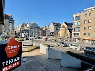 Deze leuke studio heeft zeer veel potentieel. Door zijn centrale doch rustige ligging is dit een ideaal vakantiestekje.<br />Het gebouw bevindt zich op wandelafstand van de Zeedijk en de winkelstraat.<br /><br />De indeling van de studio is als volgt:
<ul>
	<li>Inkomhal met praktisch stapelbed;</li>
	<li>Open, ingerichte keuken met vaatwas;</li>
	<li>Leefruimte met <strong>veel lichtinval </strong>en groot schuifraam naar het terras;</li>
	<li>Badkamer met <strong>douche</strong>, wastafel en toilet;</li>
	<li><strong>Gezellig</strong> terras;</li>
	<li>6 slaapplaatsen in totaal;</li>
	<li>Grote kelderberging<strong> inbegrepen</strong> bij aankoop;</li>
</ul>
<br />Benieuwd? Kom een bezoek brengen en ontdek zelf het potentieel.