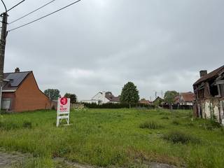 Dit perceel is gelegen in Avelgem, op de Oudenaardsesteenweg, op de grens met Kluisbergen en Anzegem. Het perceel heeft een grootte van maar...