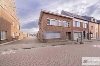 Ruime woning met achterbouw in centrum Herenthout!<br /><br />Hebt u interesse in een ruime woning met een polyvalent bijgebouw in hartje van het centrum van Herenthout? <br /><br />Deze woning bestaat uit een inkomhal die toegang geeft tot de ruime leefruimte met een aansluitende keuken, praktische berging met toegang naar de kelder, een wasruimte met aparte douche en een apart gastentoilet. Vanuit de keuken krijgt u toegang tot de aangename koer. Verder bestaat de woning op de eerste verdieping uit 3 ruime slaapkamers, een kleine berging, een badkamer &amp; een apart toilet. <br /><br />Het achterliggend bijgebouw kan perfect dienen als studio of polyvalente ruimte en bestaat uit een ruime leefruimte, atelier, keuken, badkamer, praktische wasberging, een douche, een slaapkamer en een apart gastentoilet. <br /><br />Helemaal achteraan zijn er nog 3 garages aanwezig! <br /><br />Dankzij de indeling en het volume leent dit pand zich bovendien perfect voor een kangoeroewoning of voor wie wonen en een zelfstandige activiteit wil combineren op één locatie.<br /><br />Naast de woning loopt er een wegenis van 3 meter breed naar achteren. <br /><br />De EPC-waarde bedraagt 727 kWh/m² (Renovatieplicht!)<br /><br />Pluspunten: <br />+ Ruime woning <br />+ Achterliggend bijgebouw<br />+ 3 garages aanwezig <br />+ Gunstige locatie in centrum Herenthout! <br /><br />Heeft u interesse in deze woning in Herenthout? <br />Contacteer ons via info@debaco.be of bel ons op 014/73.77.77 voor een bezoek ter plaatse!