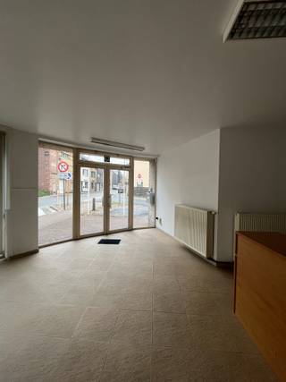 Handelsruimte te huur in Olsene (Zulte)Handelsruimte/kantoorruimte te huur in het centrum van Olsene.Het pand beschikt over verschillende ruimtes:...