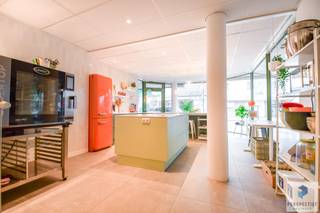 Instapklare handelsruimte van 82 m², centraal gelegen in het centrum van Knesselare met uitstekende bereikbaarheid via de N44 en de E40 in Aalter...