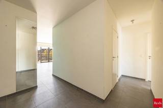 Ruim twee-slaapkamer appartement met zonnig terras.<br /><br />TE BEZOEKEN DOOR VOLGENDE LINK IN TE VULLEN: https://reds.mijnhuurprofiel.be/property/d2fb8530-17e5-44e0-abb0-e5ba6450e754<br /><br />Dit appartement is gelegen op een zeer bereikbare locatie in Mortsel. Zowel supermarkten, allerlei winkels, openbaar vervoer en horeca liggen op een paar meter van de voordeur. Het appartement is zojuist volledig geschilderd.<br /><br />Indeling:<br /><br />- Ruime inkomhal met plaats voor vestiairekast<br />- Lichte leefruimte met open keuken<br />- Keuken voorzien van vaatwas, oven, kookvuur en ijskast met vriesvak<br />- Aansluitend een ruime berging met aansluiting voor was- en droogmachine<br />- Groot en zonnig terras, zuidwest gericht<br />- Apart toilet<br />- Badkamer met ruime inloopdouche en lavabo <br />- 2 slaapkamers waarvan 1 met klein balkonnetje<br />- Kelderberging<br />- Staanplaats achteraan het gebouw zit in de huurprijs inbegrepen<br /><br />Extra:<br /><br />- Maandelijkse kosten: €135/maand voor de lift en onderhoud en verbruik gemeenschappelijke delen <br />- Huurwaarborg 3 maanden<br />- Meters individueel<br />- Plaatsbeschrijving op gedeelde kosten