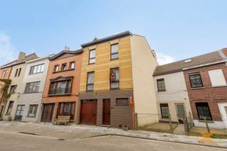 GROTE STADSWONING MET GARAGE EN TUIN op wandelafstand van historische binnenstad. Woning bestaande uit: Gelijkvloers: Inkomhal, garage, kelder (24m2), badkamer/wasplaats (douche, toilet, aansluiting wasmachine), woonkamer met houtstoof, volledig vernieuwde keuken met ontbijttafel (Vaatwas, kookplaat, dampkap, microgolfoven, heteluchtoven, stoomoven, dubbel spoeltafel - AEG en Bosch) en achterdeur naar terras (17m2) en zuid-west gerichte ruime stadstuin. 1e verdieping: nachthal, 3 slaapkamers (20,7 - 13,4 - 11,7m2), badkamer (lavabomeubel, douche, toilet). 2e verdieping: nachthal, grote slaapkamer (26m2) en zolderruimte (24m2 - mogelijkheid om inrichten - planken vloer en dakraam). Centrale verwarming op aardgas, houten ramen dubbel glas. Alle winkels - scholen - openbaar vervoer - enz. vlakbij!! DEZE GROTE STADSWONING IS IDEAAL VOOR EEN GROOT GEZIN, ABSOLUTE TOPWONING!! BEZOEKMOMENT ZATERDAG 13 juni 2026 vanaf 9u, enkel mogelijk op afspraak via mail.