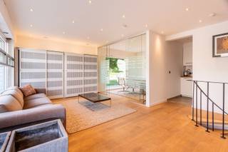 Gelegen op de invalsweg van Linkeroever met veel visibiliteit! Het pand is nabij winkels, openbaar vervoer en parkeergelegenheid aanwezig...