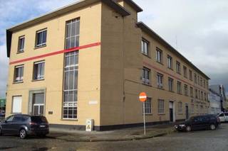 Goed gelegen kantoorgebouw (casco-afwerking) met uitstekende bereikbaarheid, vlakbij op- en afrit van de Antwerpse ring en een zeer goede aansluiting met de haven. Openbaar vervoer in de onmiddellijke omgeving (Noorderlaan). Afwerking: +/- 350,00 euro/m?.