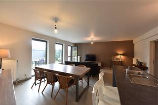 Heel mooi instapklaar gelijkvloers appartement bestaande uit een inkomhall, living, open ingerichte keuken, berging, 2 slaapkamers, badkamer,...