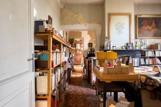 <strong>Ruim te renoveren woning met garage en zuidgerichte tuin op een boogscheut van het stadscentrum. </strong><br /><br /><em>Voor meer informatie, mail naar info@carloeggermont.be</em><br /><br />Dankzij de ligging, langs de Sint-Lievenslaan, biedt de woning een vlotte verbinding naar zowel het stadscentrum als de belangrijkste invalswegen.<br /><br />Dit pand (431 m<sup>2</sup> bvo) bestaat uit 2 voormalige woningen die doorheen de jaren werden samengevoegd tot één ruime woning. Op heden beschikt de woning over 8 kamers, volledig onderkelderd, een inpandige garage en een praktische zolder.<br />Een bijzondere extra troef is de zuidgeoriënteerde tuin die bijzonder rustig is.<br /><br /><u>Indeling</u>:<br />GV: 2 inkomhallen, met een grote woonkamer, verder is er een keuken, achter de keuken is er een ruimte met een douche en aansluiting voor de wasmachine.<br />1<sup>e</sup> V: op de eerste verdieping zijn er vier ruime slaapkamers.<br />Half verdieping: aan beide kanten van het pand is er een aparte badkamer (per zijde/woonentiteit).<br />2<sup>e</sup> V: de tweede verdieping telt nog vier slaapkamers.<br />3<sup>e</sup> V: per huis een zolder.<br /><br />Kortom, een unieke opportuniteit voor wie op zoek is naar een ruime woning met polyvalente mogelijkheden en de mogelijkheid om een eigen stempel te drukken.