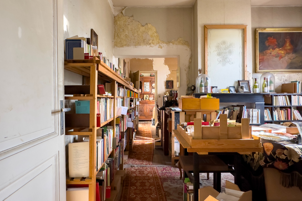 Ruim te renoveren woning met garage en zuidgerichte tuin op een boogscheut van het stadscentrum. - foto 3