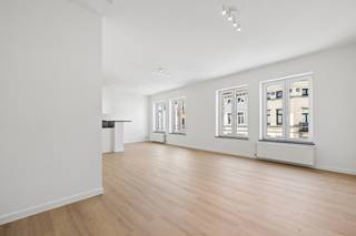 !!! OPENDEURDAG OP WOENSDAG 23/09 VAN 17U TOT 18U30 !!!Dit lichte, gerenoveerde appartement van ±100 m² ligt op een bevoorrechte locatie in het hart van Elsene, direct aan het zeer gewilde Fernand Cocq-plein, op de 2e verdieping van een klein, onlangs opgesplitst familiegebouw.<br />Enkele van de vele troeven: lage lasten (± 40 €/maand), een elektriciteitsinstallatie die aan de voorschriften voldoet en een EPC-klasse D. Direct beschikbaar na ondertekening van de akte.<br />Een comfortabel, licht en instapklaar appartement op een bijzonder gewilde locatie, vlakbij winkels, restaurants, openbaar vervoer en alle voorzieningen van Elsene.<br />Een zeldzaam object op de markt, ideaal zowel voor eigen bewoning als voor een kwaliteitsvolle investering. Ontdek het nu meteen!<br /><br /><span>2e verdieping</span>:<br />
<ul>
<li>Hal met toilet</li>
<li>Ruime woonkamer van ±40 m² met volledig uitgeruste open keuken</li>
<li>Wasruimte en stookruimte</li>
<li>Slaapgedeelte</li>
<li>Slaapkamer 1 van ±15 m²</li>
<li>Slaapkamer 2 van ±10 m²</li>
<li>Badkamer</li>
</ul>