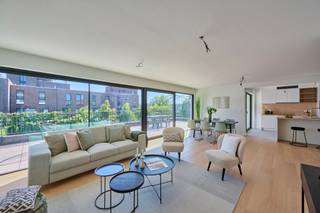 Volledig gerenoveerd appartement van 127m² op een centrale ligging in Hasselt mét zuidgericht terras. Het is gelegen op de eerste verdieping...