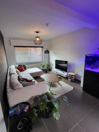 🏡 Woning uit de hand te koop – Zele<br /><br />📍 Ligging: Burgemeester Van Ackerwijk K243, 9240 Zele<br /><br />💶 Vraagprijs: €395.000<br /><br />🏡Halfopen bebouwing<br />Bouwjaar: 1953<br />Volledig gerenoveerd in 2016<br />130 m² bewoonbare oppervlakte<br />286 m² perceeloppervlakte<br />Oprit langs de woning met toegang tot de achterzijde<br />EPC D 324kWh (2022) ( extra isolatie en zonnepanelen geplaatst in 2025)<br />🔥Verwarming op gas<br />☀️Zonnepanelen (2025)<br />⚡️Conforme elektrische installatie<br />📷Camera-, inbraak- en brandbeveiliging<br />🛏️2 volwaardige slaapkamers + 1 dressing of extra slaapkamer<br />Contact: kobe.versele@live.be