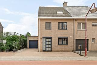 Deze ruime halfopen bebouwing is prima gelegen, midden in het centrum van Stabroek en dus vlakbij alle noodzakelijke voorzieningen. Niettemin woont...
