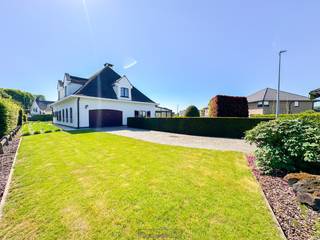 <p><span>Op een <strong>GUNSTIGE LIGGING </strong>met een <strong>VLOTTE</strong> <strong>BEREIKBAARHEID </strong>bevindt zich deze <strong>STATIGE VILLAWONING </strong>op een <strong>AANGENAAM RUIM</strong> <strong>PERCEEL </strong>met toegang langs 2 straten.</span></p>
Deze <strong>TE MODERNISEREN EIGENDOM </strong>biedt een <strong>UITERST GROOT</strong> <strong>WOONVOLUME </strong>en kan hierdoor uitgroeien tot de <strong>PERFECTE GEZINSWONING </strong>met een <strong>KLASSEVOL KARAKTER</strong>.<br />Binnenshuis is de villa onderverdeeld in 2 volwaardige woonverdiepingen. De gelijkvloerse verdieping omvat een inkomhal met gastentoilet, een bureel / gelijkvloerse slaapkamer, een zeer ruime woonkamer met aanpalende veranda, een grote keuken met naastliggende bergruimte met douche, een dubbele inpandige garage en de toegang tot de kelder. Op de eerste verdieping biedt de royale nachthall toegang tot een apart toilet, 4 slaapkamers waarvan 1 met bovenliggende polyvalente ruimte en een badkamer.<br />De aangename tuin geniet van een zonnige oriëntatie en een aangenaam terras. Via de achterliggende straat biedt een ruime oprit toegang tot de garage aan de achterzijde van de woning. <br /><br />Adres: Nieuwstraat 28 te Sint-Maria-Lierde (Lierde)<br /><br /><span>G-score + P-score A. Geen renovatieverplichting van toepassing.</span>