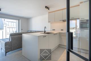 Foto's indicatief aan potentiele afwerking! Nieuwbouwresidentie 'Swan' is een klassevolle residentie met 22 appartementen en 15 garages. Gebouwd in een hedendaagse stijl, gelegen in de nabijheid van zowel het station, winkelstraten als de jachthaven van Blankenberge! Mogelijkheid tot aankopen aan 6% BTW mits voldaan aan voorwaarden<br /><br /><strong>INDELING:</strong><br /><em><u><strong>Eerste Verdieping (±75m²):</strong></u></em><br />Inkomhal - LICHTRIJKE leefruimte met volledig ingerichte open keuken (o.a. met dubbele spoelbak, kookeiland, kookfornuis, dampkap, combi-oven, koelkast met vriesvak en vaatwasmachine) - berging (met wasplaats) - afzonderlijk gastentoilet (met lavabo) - badkamer (o.a. met lavabomeubel en douche) - 1 slaapkamer - ZONNETERRAS.<br /><br /><strong><u>Opmerkingen:</u></strong><br />- ENERGIEZUINIGE appartementen: E-peil => E30<br />- VLOERVERWARMING met WARMTEPOMP!<br />- ZONNEPANELEN VOORZIEN!<br />- Hoogrendementsbeglazing met PVC schrijnwerk!<br />- VENTILATIETYPE SYSTEEM D!<br />- Fietsenberging aanwezig<br />- VRIJE KEUZE qua VLOEREN, BADKAMER &amp; KEUKEN!<br />- Mogelijkheid tot het aankopen van een GARAGEBOX en kelderberging IN HET GEBOUW!<br /><br />LEUK appartement met een mooi terras! Contacteer ons snel voor verdere informatie op 050/70.01.02 of info@centro.be!
