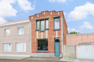 Stap binnen in deze karaktervolle woning waar de charmante art deco elementen harmonieus samengaan met hedendaags wooncomfort. De woning biedt u op het gelijkvloers een inkomhal, een apart toilet, een lichtrijke living met authentieke elementen, een ingerichte keuken met directe toegang tot de veranda en de leuke zuidwest gerichte buitenruimte. Op de tussenverdieping bevindt zich een ruime badkamer met dubbele lavabo, bad, douche en toilet. Op de eerste verdieping zijn er 2 slaapkamers. Dankzij de vele raampartijen en de hoge plafonds baadt de woning in een natuurlijk licht, wat zorgt voor een warme sfeer in elke kamer. De ramen zijn voorzien van dubbele beglazing. Centrale verwarming op aardgas. De woning is uitgerust met 9 zonnepanelen en de elektriciteit is conform. Geen renovatieplicht. Parkeermogelijkheden voor de woning. Rustig gelegen doch op een steenworp van het levendige centrum van Belsele. Goede verbinding naar N41 en E17. Mis deze kans niet en maak vandaag nog uw afspraak.