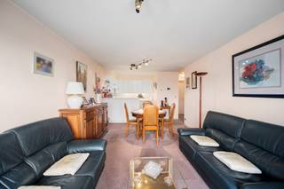 [[ DIT PAND NEEMT DEEL AAN DE ERA OPEN HUIZEN DAG OP 19/9 VAN  TOT  ]]
<p>Appartement in Koksijde met prachtig zeezicht en zicht op de duinen, gelegen in een groene omgeving vlak bij openbaar vervoer en de kust.</p>

<p>Dit verzorgd appartement uit 1995 combineert een rustige ligging met een open uitzicht op zee en duinen. Dankzij de afwezigheid van inkijk geniet je hier van extra privacy en een aangename woonbeleving aan de kust. De lichtrijke leefruimte en het terras zorgen voor een mooi contact met de omgeving en maken dit appartement bijzonder aantrekkelijk als tweede verblijf of vaste woonplaats. Bovendien is er een optie tot aankoop van een ondergrondse staanplaats.</p>

<p>Belangrijkste ruimtes:<br />• Inkomhal met praktische toegang tot de verschillende ruimtes<br />• Lichtrijke living met open zicht op zee en duinen<br />• Keuken aansluitend op de leefruimte<br />• Badkamer<br />• Apart toilet<br />• Slaapkamer met aangename lichtinval<br />• Slaaphoek als extra slaapmogelijkheid<br />• Terras met vrij uitzicht en geen inkijk<br />• Ondergrondse staanplaats optioneel aan te kopen</p>

<p>Troeven:<br />• Zeezicht én duinenzicht vanuit het appartement<br />• Geen inkijk en veel privacy<br />• Optie tot aankoop van een ondergrondse staanplaats</p>

<p>Neem vandaag nog contact op voor meer informatie of een bezoek.</p>

<p>JOUW DROOMAPPARTEMENT. ZO GEVONDEN!</p>