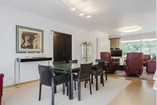 Residentie Verona is een kleinschalig appartementsgebouw met slechts drie appartementen en een kantoor, gelegen in de rustige Pater Beckstraat, op wandelafstand van het bruisende centrum van Kortrijk. Dankzij deze uitstekende ligging bevinden winkels, supermarkten, scholen, horeca en diverse ontspanningsmogelijkheden zich vlakbij. Ook het station is vlot bereikbaar, zowel te voet als met de fiets. De nabijheid van belangrijke invalswegen zorgt bovendien voor een uitstekende verbinding met de omliggende gemeenten en steden.<br /><br />Het appartement bevindt zich op de eerste verdieping en biedt een bijzonder aangename combinatie van ruimte, licht en buitenbeleving. Bij het binnenkomen zorgt de inkomhal met gastentoilet voor een warm welkom. De ruime leefruimte geniet dankzij de grote raampartijen van een overvloed aan natuurlijk licht en beschikt zowel aan de voor- als achterzijde over een terras. Hierdoor kan je op elk moment van de dag genieten van een aangename buitenruimte.<br /><br />Aansluitend bevindt zich de aparte keuken, die rechtstreeks toegang biedt tot een indrukwekkend derde terras van maar liefst 65 m². Deze uitzonderlijke buitenruimte vormt een absolute troef van het appartement en biedt tal van mogelijkheden om te genieten, te ontspannen of gezellig te tafelen.<br /><br />Verder beschikt het appartement over een aparte bureauruimte en drie ruime slaapkamers. Eén van de slaapkamers is uitgerust met een praktische dressing. De badkamer is voorzien van een dubbel lavabomeubel, een ligbad en een aparte douche.<br /><br />Als extra troef beschikt het appartement over een private kelderberging en een garage.<br /><br />Waarom net dit aanbod overwegen?<br /><br />✔ 150 m² bewoonbare oppervlakte<br />✔ 3 slaapkamers<br />✔ uitstekende ligging<br />✔ rustige buurt<br />✔ veel lichtinval<br />✔ EPC B<br />✔ kleinschalige residentie<br />✔ garage<br />✔ kelderberging<br /><br />Interesse, bel 0486 05 88 88<br />Attesten & documenten: www.nestr.be