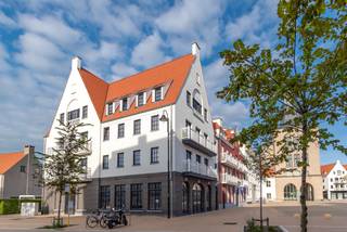 Vlot bereikbare garagebox in de verkaveling Heulebrug te Heist-aan-Zee.<br />Gunstige locatie aan het Kraaiennestplein, vlakbij het station en het centrum van Heist. <br /><br />De box is gemakkelijk in te rijden en voorzien van elektriciteit.<br /><br />Bezoeken of meer informatie? <br />Contacteer Willem Cauwels op het nummer 050/89.27.70.