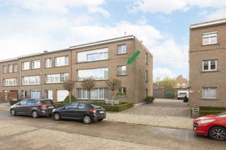 <p><span>Instapklaar 3-slaapkamerappartement </span></p><p><span>Ontdek dit instapklare en ruime appartement, ideaal gelegen in Ekeren (2180), vlakbij het station en openbaar vervoer, en op wandelafstand van het centrum.</span></p><p><span>Het appartement verwelkomt u via een inkomhal met gastentoilet. De lichtrijke en ruime woonkamer zorgt voor een aangename leefomgeving. Aansluitend vindt u een volledig geïnstalleerde keuken.</span></p><p><span>Verder beschikt het appartement over drie slaapkamers, waarvan de derde slaapkamer toegang biedt tot het terras ideaal om te genieten van een rustig moment buiten. De badkamer is praktisch ingericht en compleet.</span></p><p><span>Extra troef is de garagebox, verplicht bij aan te kopen aan 25.000€, wat zorgt voor extra comfort en parkeergemak.</span></p><p><span>Troeven:</span></p><ul><li><span>Instapklaar</span></li><li><span>3 volwaardige slaapkamers</span></li><li><span>Terras</span></li><li><span>Uitstekende ligging nabij station, openbaar vervoer en centrum</span></li></ul><p><span>Interesse? Contacteer ons voor een bezoek! Wij zijn bereikbaar op het volgende nummer 03/633.12.029 of email <span>info@immogreenstar.be</span></span></p><p><span>Bestuursmaatregelen in het maatregelenregister: nee</span></p>