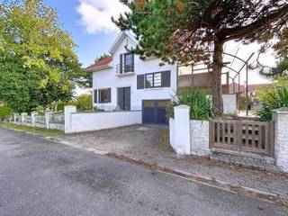 Mooi gelegen villa op 760m² aan natuurreservaat ‘De Doornpanne’ bestaande uit een inkomhal met gastentoilet, gezellige leefruimte met eet-en zithoek...