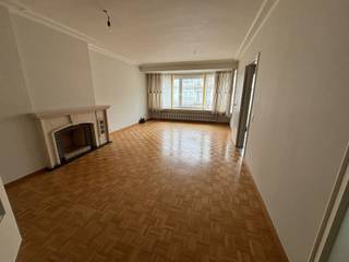 Zeer ruim en centraal gelegen appartement te huur in Oostende<br /><br />Op een topligging in Oostende, vlakbij het Marie-Joséplein en op wandelafstand van het strand, winkels en openbaar vervoer, bevindt zich dit bijzonder ruim en lichtrijk appartement op de zevende verdieping van een rustige residentie.<br /><br />Het appartement beschikt over een aangenaam balkon en een terras, ideaal om te genieten van de buitenlucht. Binnenin valt meteen de uitzonderlijke ruimte in elke kamer op. De leefruimte is zeer royaal en biedt tal van inrichtingsmogelijkheden. De volledig uitgeruste keuken is praktisch ingericht en voorzien van alle nodige toestellen.<br /><br />Verder zijn er twee volwaardige slaapkamers, perfect voor een koppel, klein gezin of wie extra ruimte wenst. De badkamer en overige ruimtes zijn eveneens comfortabel en ruim ingericht met o.a. inloopdouche.<br /><br />Het appartement zelf beschikt over heel wat ingemaakte kasten en in de kelderverdieping vindt u nog een privatieve berging. <br /><br />De huurprijs bedraagt 850€ + 50€ algemene kosten en voorschot voor verbruik warm water, water en verwarming 90€/maand. <br /><br />