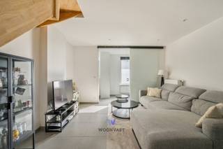 Bent u op zoek naar een instapklare woning met een stijlvolle afwerking en een uitstekende ligging? Dan is deze volledig gerenoveerde woning (2021) zeker een bezoek waard.<br /><br />De woning beschikt over conforme elektriciteit, dubbele beglazing en een gunstig EPC-label B. Op het gelijkvloers vindt u een inkomhal met praktische bureauruimte, een gezellige leefruimte en een volledig ingerichte kwaliteitskeuken. Dankzij de grote lichtkoepel geniet de keuken van een overvloed aan natuurlijk licht. Verder is er een apart gastentoilet.<br /><br />Op de eerste verdieping bevinden zich een slaapkamer, een moderne badkamer met inloopdouche, lavabo en toilet en de toegang tot het gezellige, zuidwestgerichte dakterras. De tweede verdieping is volledig ingericht als master bedroom met een prachtig ligbad en een extra toilet.<br /><br />De woning ligt op wandelafstand van het centrum van Aalst, het station, winkels en horeca. Parkeren kan in de straat en er is de mogelijkheid om een garage op wandelafstand te huren.<br /><br />Bent u op zoek naar een charmante, instapklare woning met karakter, comfort en een topligging? Aarzel dan niet en plan vandaag nog uw bezoek. Dit pareltje wacht op zijn nieuwe eigenaar!<br /><br /> Contacteer Morgane via morgane@woonvast.be of 0498 60 61 75.