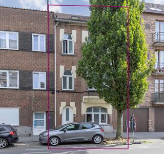 Opbrengsteigendom met 3 vergunde appartementen en stadstuin.<br /><br />Bent u op zoek naar een solide investering met zekerheid en potentieel? Dan is deze opbrengsteigendom met 3 vergunde wooneenheden precies wat u zoekt. De eigendom zal volledig vrij zijn bij akte, dit biedt u de unieke mogelijkheid de wooneenheden te herinrichten, op te frissen of te renoveren alvorens ze (eventueel) te verhuren.<br /><br /><strong>Het appartement op de gelijkvloerse verdieping </strong>heeft een lichtrijke leefruimte, een slaapkamer, dressing en een gezellig stadstuintje. <br />De dressing is volledig voorzien om als keuken ingericht te worden. Er is alsook de nodige ruimte voorzien voor het plaatsen van een douchekamer en wc achteraan het appartement.<br /><br /><strong>Het appartement op de eerste verdieping </strong>beschikt over een ruime leefruimte, ingerichte keuken, 1 slaapkamer, badkamer met bad-douchecombinatie en lavabo, een apart toilet en een overdekt terras.<br /><br /><strong>Het duplexappartement (2e en 3e verdieping) </strong>werd onderverdeeld in een leefruimte, keuken, badkamer en 2 comfortabele slaapkamers.<br /><br />Het gebouw werd volledig onderkelderd en geniet een gemeenschappelijke verwarmingsketel op gas.<br /><br />De ligging in de Avenue Jean Dubrucq zorgt bovendien voor een uitstekende bereikbaarheid met openbaar vervoer, dicht bij winkels en voorzieningen in de buurt.<br /><br />Een unieke investeringskans voor wie op zoek is naar stabiele rendementen en vastgoed met groeipotentieel.<br /><br />EPC 1e : 280 kWh/(m²jaar) - klasse F<br />EPC 2-3e: 807 kWh/(m²jaar) - klasse G <br />Elektriciteit niet conform