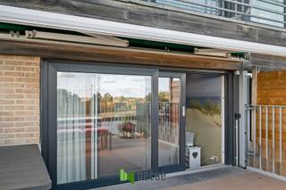 Ontdek deze charmante en goed onderhouden studio, perfect gelegen om te genieten van zon en rust. Het absolute hoogtepunt is het riante terras (16m²), waar u heerlijk kunt vertoeven met een prachtig uitzicht over de duinen en de omgeving, en zelfs een glimp van de zee opvangt. Binnenin is de studio slim ingedeeld en beschikt over een moderne, compacte keuken en een frisse badkamer. De royale lichtinval en de efficiënte inrichting maken dit de ideale uitvalsbasis voor een zorgeloze vakantie of als rendabele investering.<br /><br />Kenmerken:<br />Ruim en zonnig terras met duinenzicht<br />Moderne en compacte keuken<br />Verzorgde badkamer met douche<br />Praktische indeling met veel lichtinval<br />Ideaal als vakantiestudio of investering