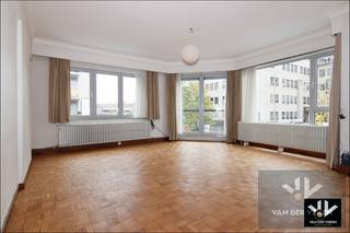 Op te frissen 2-slaapkamerappartement met veel natuurlijke lichtinval op een steenworp van het Hasseltse stadscentrum! Troeven:- Centrale ligging...