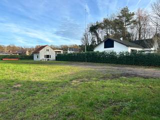 Beau terrain à bâtir pour une maison individuelle (bâtiment ouvert) sur un terrain de 11,5 acres, situé dans une impasse extrêmement calme, en...