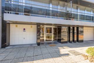 <p>Gerenoveerd (2021) en energiezuinig appartement met 2 slaapkamers.</p><p>Dit appartement is gelegen op een tweede verdieping van een rustig en verzorgd gebouw. Het is bereikbaar met een lift of trap.</p><p>Dankzij een mooie parketvloer, gerenoveerde keuken met kwalitatieve inbouwtoestellen is de leefruimte voorzien van alle hedendaagse comfort.</p><p>De badkamer is evenwel vernieuwd en zeer praktische ingericht met zowel mooie inloopdouche als ligbad en wasmeubel. Het toilet is apart en de twee slaapkamers (14m² - 9m²) zijn achteraangelegen.</p><p>De ramen aan de slaapkamers van het appartement werden vernieuwd met isolerende dubbele beglazing in PVC raamkozijnen in 2022.</p><p>Het appartement is volledig instapklaar en ook zeer gunstig gelegen, rustig en in de nabijheid van openbaar vervoer, trein en invalswegen. Dit maakt het tevens geschikt als investering met mooi huurrendement.</p><p>De koper geniet de mogelijkheid een privatieve garage in het gebouw mee aan te kopen voor de meerprijs van 25.000 euro, deze garage heeft een oppervlakte van 15,5m² en heeft een eigen elektriciteitsteller.</p><p>EPC 164 kWh/m² jaar - klasse B<br />Elektrische installatie conform AREI<br />Asbestveilig</p>