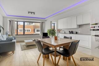 Op zoek naar een stijlvol en doordacht gerenoveerd appartement in hartje Oostende? Dan is dit pareltje precies wat je zoekt!Hoewel dit moderne...