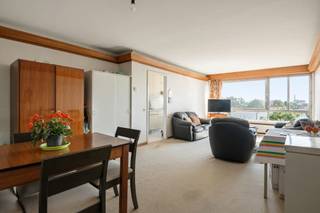 <strong>Te renoveren 2 slaapkamer appartement, véél licht + garage</strong><br /><br />De <strong>Prins Boudewijnlaan is alom gekend</strong> en is een <strong>zéér goede uitvalsbasis voor woon- en werkverkeer. </strong>Letterlijk alles wat we dagdagelijks nodig hebben vindt men <strong>op wandelafstand.</strong><br /><br />Dit appartement heeft een <strong>ruime inkom</strong> die toegang heeft tot alle kamers. Meteen valt de <strong>living op die baadt in het licht </strong>en een ver uitzicht biedt. De keuken is aansluitend. Een berging is handig. Verder treffen we we de badkamer (ligbad) aan en de twee slaapkamers. Achteraan is er een <strong>klein zuidwest gericht terras. </strong>Het pand <strong>beschikt over een afgesloten garage</strong> die verplicht mee aan te kopen is aan 30.000 euro.<br /><br />Alles is wat verouderd en vraagt een beetje renovatie maar de ligging is top! Het appartement is momenteel <strong>verhuurd aan een oudere dame die héél graag zou willen blijven wonen. </strong>Dat klinkt interessant voor de investeerders!<br /><br />Bel ons snel voor een bezoekje! Het loont de moeite.<br /><br />EPC: B 174 kWh/(m2 jaar)<br />Elektriciteitskeuring: niet conform<br />Asbestattest: in progress