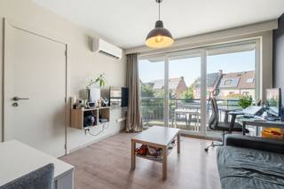 Dit instapklare 1-slaapkamerappartement bevindt zich op de eerste verdieping van residentie Hof Ten Dries, op een bijzonder gegeerde locatie nabij belangrijke invalswegen en het centrum van Gent. Winkels, openbaar vervoer en andere dagelijkse voorzieningen zijn vlot bereikbaar met de fiets of zelfs te voet.<br /><br />Bij het betreden van het appartement valt meteen de lichtrijke leefruimte op, waar de open keuken, eetplaats en zithoek mooi in elkaar overvloeien. De woonkamer geeft rechtstreeks uit op het terras, waardoor binnen en buiten aangenaam met elkaar verbonden worden. Verder beschikt het appartement over een slaapkamer, een badkamer en een praktische berging.<br /><br />Dankzij de aanwezige warmtepomp kan het leefgedeelte zowel verwarmd als gekoeld worden, wat het wooncomfort doorheen het jaar aanzienlijk verhoogt. Bovendien draagt dit bij aan de energiezuinigheid van het appartement en het gunstige EPC-label, wat mogelijk een korting op de rentevoet oplevert.<br /><br />Op de kelderverdieping bevindt zich een verplicht aan te kopen autostaanplaats voor € 25.000; een niet te onderschatten meerwaarde op deze locatie.<br /><br />Wenst u dit instapklare appartement met autostaanplaats en terras op een toplocatie in Gent te bezichtigen? Contacteer Brent via brent@immofrancois.be voor meer informatie of een bezoek ter plaatse.<br /><br />