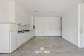 Recente serviceflat met terras, private berging én ondergrondse parking in Residentie Groenpark in Kortessem. Deze instapklare assistentiewoning werd gebouwd in 2020 en biedt 62 m² comfortabel woonoppervlak, volledig op het gelijkvloers. De professionele uitbating wordt verzorgd door de erkende zorginstelling Ocura, waardoor zelfstandig wonen wordt gecombineerd met beschikbare zorgondersteuning. Ook als investering is deze eigendom interessant: de huurprijs bedraagt momenteel gemiddeld ca. €727 per maand. Extra troeven zijn het privatieve terras, de zuidwestgerichte gemeenschappelijke tuin, ondergrondse parkeerplaats, private kelderberging en een uitstekende EPC-score van 83 kWh/m²/jaar. Ontdek alle foto's en info op www.swevers.be of plan uw bezoek via 012 699 900. Bron bewoonbare oppervlakte: EPC-verslag.