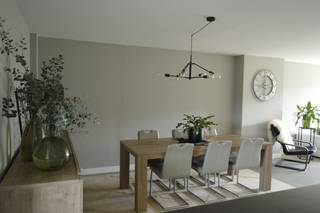 Het appartement is top gelegen in een rustige straat doch op wandelafstand van het Centrum van Edegem. Dichtbij openbaar vervoer en station<br />Het appartement is gerenoveerd en instapklaar.<br />We komen binnen in de lichte leefruimte en lopen door naar de grote open keuken welke voorzien is van al de nodige toestellen en comfort.<br />Achteraan vinden we 1 ruime slaapkamer (12m²)<br />Via de grote schuiframen geniet je van veel lichtinval.<br />De badkamer is voorzien van een ruime inloopdouche, badkamermeubel en wc.<br />De gezellige stadstuin is volledig omheind en zuid-west gericht.<br />In de kelder zijn er nog 2 grote bergplaatsen voorzien.<br /><br />De vele troeven zijn :<br />centrale doch rustige ligging,<br />Veel parkeermogelijkheden in de straat,<br />gezellige buitenruimte,<br />overal rolluiken en vliegenramen.<br />Klein gebouw met 2 appartementen (geen maandelijkse onkosten).<br />recente verwarmingsketel.