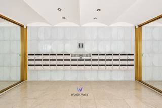 Ontdek dit uitzonderlijk lichtrijke penthouse-duplex, gelegen op de 6de en 7de verdieping van een verzorgd gebouw aan de gegeerde Avenue du Lycée Français. Met een bewoonbare oppervlakte van ca. 145 m² en maar liefst 67 m² aan terrassen geniet u hier van een unieke combinatie van ruimte, comfort en buitenleven.<br /><br />De woning verwelkomt u met een ruime inkomhal met ingebouwde kasten, een volledig uitgeruste keuken en een aangename leefruimte met open haard en grote raampartijen die zorgen voor een overvloed aan natuurlijk licht. Verder beschikt het appartement over drie volwaardige slaapkamers (± 13 m², 12 m² en 18 m²), waarvan twee met ingebouwde kasten, en twee badkamers.<br /><br />Dankzij de uitstekende oriëntatie op het oosten en zuidwesten, de beperkte inkijk en de royale terrassen geniet u de hele dag door van zon, rust en privacy.<br /><br />Bijkomende troeven zijn de conforme elektriciteit, geblindeerde deur, dubbele beglazing, een privatieve kelder en de aanwezigheid van een conciërge in het gebouw.<br /><br />Voor investeerders vormt dit eveneens een interessante opportuniteit: het appartement is momenteel verhuurd aan € 1.860 per maand exclusief lasten, wat neerkomt op een bruto huurrendement van circa 3,8%.<br /><br />Ideaal gelegen nabij scholen, winkels, openbaar vervoer en belangrijke verbindingswegen. Bovendien bevindt het appartement zich vlak naast het Lycée Français, op een steenworp van de groene zonesvan De Kauwberg en de Sauvagère, nabij de stations van Calevoet en Moensberg en met een vlotte verbinding naar de Ring.<br /><br />Een zeldzame opportuniteit voor wie op zoek is naar ruimte, licht, privacy en uitzonderlijke buitenruimtes in het hart van Ukkel.<br /><br />Interesse? Contacteer Morgane via morgane@woonvast.be of 0498 60 61 75 voor meer informatie of een bezoek.