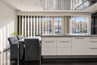 <p><span>In een kleinschalig gebouw, op een rustige en tegelijk uiterst centrale ligging in het hart van Merksem, bevindt zich dit verrassend ruime gelijkvloerse appartement. Dankzij de grondige renovatie in 2010, de conforme elektrische installatie en de uitzonderlijke parkeermogelijkheden is dit een ideale woning voor wie op zoek is naar comfort, ruimte en een zorgeloze woonervaring.</span></p><h3><span>Lichtrijke leefruimte met open keuken</span></h3><p><span>Via de inkomhal betreedt u de aangename leefruimte, waar een open indeling en veel natuurlijk licht zorgen voor een ruimtelijk gevoel. De volledig ingerichte keuken sluit naadloos aan op de leefruimte en is voorzien van alle nodige toestellen, waardoor koken en gezellig samenzijn perfect hand in hand gaan. Verder bevindt zich centraal in de woning nog een apart gastentoilet.</span></p><h3><span>Drie slaapkamers en een luxueuze badkamer</span></h3><p><span>Achteraan het appartement bevindt zich het rustige slaapgedeelte met drie volwaardige slaapkamers. De derde slaapkamer is momenteel ingericht als bureau en biedt rechtstreeks toegang tot het zeer ruime terras, een heerlijke plek om in alle privacy van het buitenleven te genieten.</span></p><p><span>De stijlvolle badkamer werd hoogwaardig afgewerkt en beschikt over een jacuzzi, een ruime inloopdouche en een dubbel lavabomeubel. Zo geniet u elke dag van het comfort van een echte wellnessruimte in eigen woning.</span></p><h3><span>Uitzonderlijk veel ruimte en parkeergelegenheid</span></h3><p><span>Dit appartement onderscheidt zich bovendien door zijn uitzonderlijke praktische indeling. Naast een aparte berging beschikt u over een inpandige garage met plaats voor een wagen. Aan de voorzijde bevindt zich een bijzonder ruime oprit waar moeiteloos twee auto's kunnen parkeren, terwijl achteraan nog een extra autostaanplaats voorzien is. Een absolute troef voor wie op zoek is naar voldoende parkeer- en opbergruimte.</span></p><h3><span>Centrale ligging, rustig wonen</span></h3><p><span>Ondanks de centrale ligging geniet u hier van een aangename en rustige woonomgeving. Winkels, scholen, openbaar vervoer en belangrijke invalswegen bevinden zich op korte afstand, waardoor u alle dagelijkse voorzieningen binnen handbereik heeft.</span></p><p><span>Ontdek zelf de ruimte, het wooncomfort en de praktische indeling van dit unieke appartement. Immoir begeleidt u graag tijdens een vrijblijvend bezoek. </span></p>