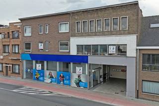 Dit multifunctionele gebouw biedt een handelsruimte van ca. 300 m², een magazijn van 700 m² en een buitenruimte van 300 m². Het pand is ideaal gelegen langs de Gaversesteenweg, een belangrijke invalsweg in Deinze, met uitstekende visibiliteit en talloze mogelijkheden. Dankzij de overdekte doorgang naar het magazijn zijn er bovendien diverse indelingsopties.<br /><br />Naast de handelsruimte/showroom en het magazijn beschikt het eigendom over 7 garageboxen, gelegen achteraan op de buitenruimte van 300m. Op de eerste verdieping bevinden zich 4 appartementen, bereikbaar via een aparte inkom. Twee daarvan zijn volledig afgewerkt, terwijl de andere twee zich nog in ruwbouw bevinden.<br />Dit eigendom biedt een waaier aan mogelijkheden voor zowel ondernemers als investeerders.<br /><br />Voor meer informatie of een vrijblijvend plaatsbezoek aan de werf kunt u contact opnemen met Henry Van Tornhout via 0474 13 37 93 of henry@kmovastgoed.be.<br /> 