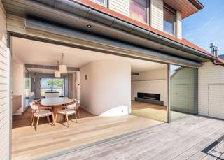 EXCLUSIEF PENTHOUSEAPPARTEMENT MET ZONGERICHT TERRAS EN GROTE GARAGE IN CENTRUM KOKSIJDE-BAD.<br /><br />Deze prachtige duplex in de kleinschalige residentie Bellini is gelegen op de 4de en 5de verdieping en beschikt over maar liefst 191 m² bewoonbare oppervlakte. De hoogwaardige afwerking, de vele maatwerkkasten en de centrale ligging maken dit een ideale eigendom voor zowel permanente bewoning als tweede verblijf. Daarnaast is het pand gelegen in de winkelstraat, vlakbij diverse restaurants en de zee.<br /><br /><u>INDELING :</u><br />4de verdieping: ruime leefruimte met open haard en toegang tot het westgericht terras (24 m²) met zonnetent | eetplaats met ingemaakte kasten en volledig uitgeruste keuken met duurzame elektrotoestellen | balkon met 2 buitenbergingen | toilet met lavabo | technische berging.<br />5de verdieping: master bedroom met 2 dressings en badkamer (ligbad, inloopdouche, dubbele lavabo en toilet) | 2<sup>de</sup> volwaardige slaapkamer met ingemaakte kasten en eigen badkamer (inloopdouche en dubbele lavabo in meubel) | afzonderlijk toilet.<br /><br /><u>TROEVEN :</u>
<ul>
<li><span>Bewoonbare oppervlakte van 191 m²</span></li>
<li><span>Westgericht zonneterras van 24 m²</span></li>
<li><span>Vloerverwarming</span></li>
<li><span>Airconditioning</span></li>
<li><span>2 Dressings en veel ingemaakte kasten</span></li>
<li><span>Duurzame elektrotoestellen</span></li>
<li><span>Ruime, private kelder</span></li>
<li><span>Gemeenschappelijke fietsenberging</span></li>
<li><span>Aankoopmogelijkheid grote garagebox met extra berging (vraagprijs: €75.000.</span></li>
</ul>
<br />Tussen de foto's staan enkele 3D-beelden van hoe u het appartement kan bemeubelen, deze zijn puur illustratief. <br /><br />Een uitzonderlijke eigendom voor wie op zoek is naar ruimte, comfort en een topligging aan zee.<br />Contacteer ons vandaag nog voor een bezoek!