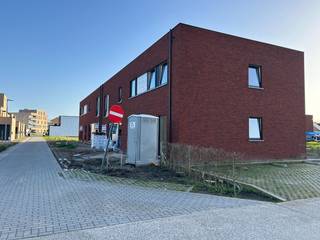 <strong>Nieuwbouwwoningen te koop te Ieper</strong><br /><br />“DE VLOEI” Lot 129<br /><br />Halfopen nieuwbouwwoning met tuin !<br /><br />Duurzame 3 slaapkamer woning voorzien van warmtepomp, vloerverwarming, ventilatiesysteem D en zonnepanelen.<br />E-peil 20 !<br /><br />Volledige afwerking : Keuken, vloerafwerking beneden en boven, terras, tuin, ...<br /><br />Woning voorzien van :<br />* inkomhal, vestiaire , toilet<br />* lichtrijke leefruimte<br />* Ruime open keuken <br />* Wasplaats <br />* Tuin met tuinberging<br /><br />Verdieping :<br />* 3 slaapkamers<br />* Badkamer (dubbel meubel, inloopdouche , bad , toilet)<br />* Bovenberging<br /><br />E-peil max 20 !<br /><br />Neem contact voor een bezoek via 051 21 11 11 of matias@imfiro.be